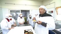 まめ工房で試食する秋山さん（（ｃ）ＮＨＫ）