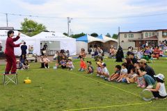 大道芸を楽しむ来場者(14日午前10時20分ごろ)