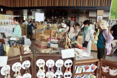町内から出店者がカバンやアクセサリーなどを販売した(午前11時50分ごろ)