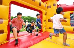 ふわふわ遊具で飛び跳ねる子どもたち（１４日午前１１時４０分ごろ、塩原真撮影）