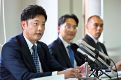 記者会見する中川紘一支部長（左、塩原真撮影）