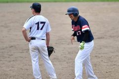 【決勝・まんぼうクラブ―後楽園マスターズ】六回裏、勝ち越し適時打を放った後楽園マスターズの清水敦志は笑顔を浮かべた