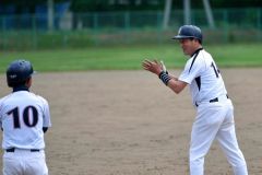 【決勝・まんぼうクラブ―後楽園マスターズ】三回表、まんぼうクラブの安田賢弘は一時勝ち越しとなる右前適時打を放ち、手を叩いた