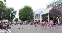 ２０周年のホコテン、にぎやかに開幕　歌やバトンで盛り上げ　９月７日まで
