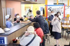 「ハレタかみしほろ」のキッチンスペースでは町民主導の各種イベントが催されている（２０２２年４月）