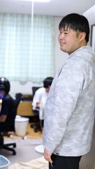 子どもたちが遊んでいる様子を見守る大西さん（助川かおる通信員撮影）