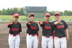 試合開始前にリラックスした表情を見せる旭川明成高の吉田、斉藤、野口、横山（左から、小池真二郎さん提供）