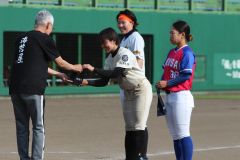 各試合で発表されたＭＶＰでは駒大苫小牧高の小池が選ばれ賞品を受け取った（小池真二郎さん提供）