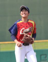第１試合の始球式を終え笑顔を見せる横山詩知佳さん（小池真二郎さん提供）