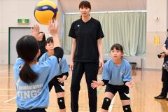 憧れのメダリストから指導　スポーツ協会７０周年バレーボール教室