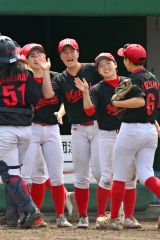 【リーグ戦・旭川明成高―札幌国際大】旭川明成の横山愛ノ音（中央）は守備から戻る仲間をベンチ前で笑顔で出迎える（金野和彦撮影）