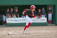 【リーグ戦・旭川明成高―札幌国際大】旭川明成の齋藤陽が右飛を放ち、一塁へ全力疾走（金野和彦撮影）