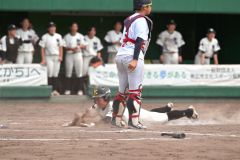【リーグ戦・駒大苫小牧高―北海道栗山高】駒大苫小牧は７回、２死二塁で高尾玲衣來の右前打で、二走小池夏葵が生還、３―０とする（金野和彦撮影）