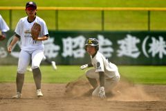 【リーグ戦・駒大苫小牧高―北海道栗山高】駒大苫小牧は５回、無死一、二塁で、一走小池夏葵主将（右）が内野ゴロの間、２塁へ進塁（金野和彦撮影）