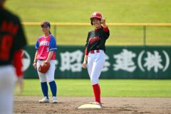 【リーグ戦・旭川明成高―札幌国際大】旭川明成は３回、代走の齋藤陽が二塁へ進塁。一塁走者とアウトカウントを確認する（金野和彦撮影）