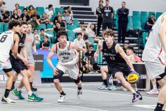 ニュージーランド戦で激しい守備を展開する（２０）山田哲汰（白ユニホーム、（Ｃ）ＦＩＢＡ）