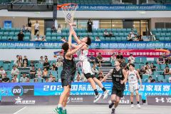ニュージーランド戦で果敢にシュートを狙う山田哲汰（手前左から２人目、（Ｃ）ＦＩＢＡ）