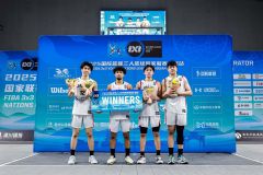 第２戦、第４戦を制し、総合２位に入った山田哲汰（右から２人目）らＵ２１男子日本代表（（Ｃ）ＦＩＢＡ）
