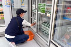 約半年ぶりに販売が再開された畜大牛乳を購入する客(午前10時15分ごろ)