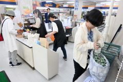約半年ぶりに販売が再開された畜大牛乳を購入する客(午前10時20分ごろ)