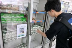 約半年ぶりに販売が再開された畜大牛乳を購入する客(午前10時20分ごろ)