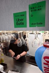 帯広市内の加盟店では早速、ＵｂｅｒＥａｔｓのステッカーが貼られている（１７日正午ごろ、ジンギスカン蝦琉）