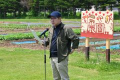 あいさつする成田貢実行委員長