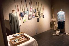 松延さんの創作衣服が並ぶ会場