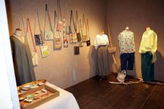 松延さんの創作衣服が並ぶ会場