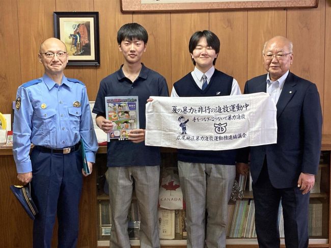 ＳＮＳ利用、犯罪に注意を　広尾署など２高校に非行防止啓発タオル