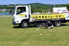 事故の衝撃スタントマンが熱演　池田中で自転車交通安全教室 3