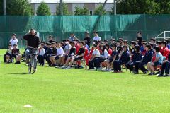 事故の衝撃スタントマンが熱演　池田中で自転車交通安全教室 6