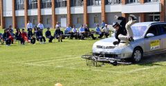 事故の衝撃スタントマンが熱演　池田中で自転車交通安全教室