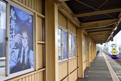 新得駅ホームのガラスに装飾されたキャラクターイラスト（金野和彦撮影）