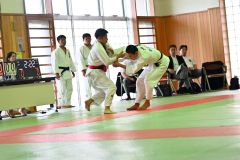 【男子個人戦６０キロ級・決勝】巧みな崩しから背負い投げにつなげて一本を奪った白樺学園の菅原悠太（左）
