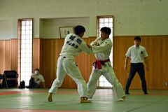 【男子個人戦７３キロ級・決勝】息詰まる熱戦を制し、連覇を達成した白樺学園・大城源志（右）