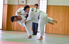 【男子個人戦９０キロ級・決勝】終始、投げを打つなど技を繰り出して勝利した白樺学園・鈴木叶夢（左）