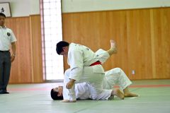 【男子個人戦１００キロ級キロ級・決勝】開始４５秒で華麗な足技で一本を奪った白樺学園・石渡一汰（手前）