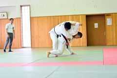 【男子個人戦１００キロ級超・決勝リーグ】試合開始２０秒で鮮やかな払い腰で一本を取り優勝を決めた帯農・大和田晃希（右）