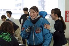 初勝利を挙げて涙を浮かべる中嶋世奈（日本モーターボート競走会提供）