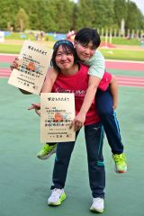 【女子ハンマー投げ決勝】優勝した青木菜桜（幕別清陵）は４位の落合夢（旭川志峯）をおんぶし写真に納まる