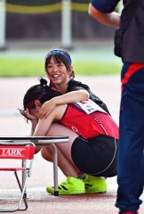【女子やり投げ決勝】優勝が決まりしゃがみ込む上田志保（手前、帯三条）と３位の植松葉那（幕別清陵）