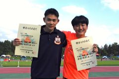 男子走り幅跳びでそろって全国を決めた白樺学園の（左から）小山倫汰と高倉駿希