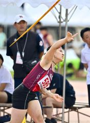 【女子やり投げ決勝】１年生ながら４１メートル０７を投げ優勝した上田志保（帯三条）