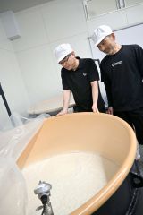 左から若山氏と安藤氏。蔵内で醸造のチェックをする