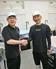 交代を前に蔵内で固い握手を交わす（左から）若山氏と安藤氏