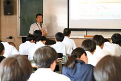 講演する飛谷准教授