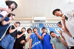 教室に設置されたエアコンの下で涼む６年生（１８日午前１０時１５分、帯広東小で。須貝拓也撮影）