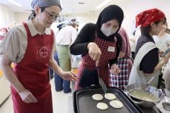 講師の浦木さん(左)とミニどら焼き作りを楽しむアフィタさん(同2人目)