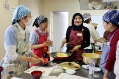 インドネシア料理作りを楽しむ参加者ら(右から2人目がアフィタさん、同3人目が牧野部長)